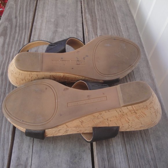 Tommy Hilfiger Wedge Shoes Black with Gold TH Logo Size 9 - Picture 5 of 7